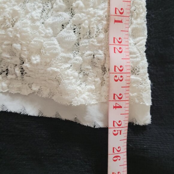 ✨NWT✨ BCBG Lace V-Neck Shortsleeve Blouse - Picture 6 of 7